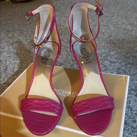 Michael Kors Kristen Mid Heels 8.0 With Gold Details 2.5 Inch Heel - Picture 2 of 7